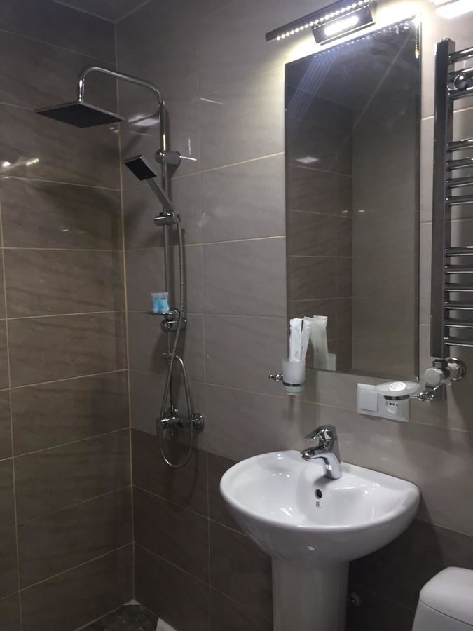 Отель Twins Hotel Тбилиси-36