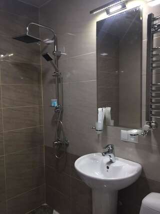 Отель Twins Hotel Тбилиси Бюджетный двухместный номер с 2 отдельными кроватями-7