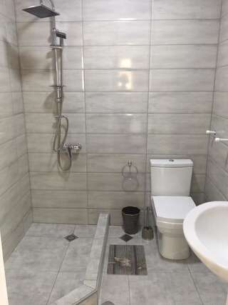 Отель Twins Hotel Тбилиси Номер Делюкс с кроватью размера «king-size»-5