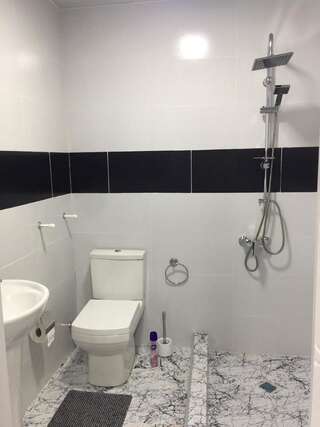 Отель Twins Hotel Тбилиси Стандартный двухместный номер с 2 отдельными кроватями-5